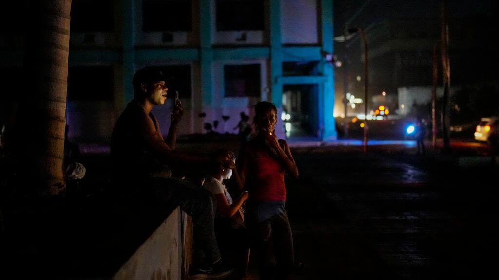 Casi 70% de Cuba enfrenta apagones por falta de petróleo