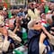 Santiago Giménez tiene espectacular gesto con abuelita del Feyenoord; su reacción es imperdible