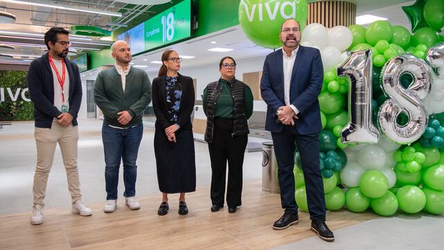 Ceremonia de inauguración de la nueva zona de mostradores para documentación de equipaje de VIVA.