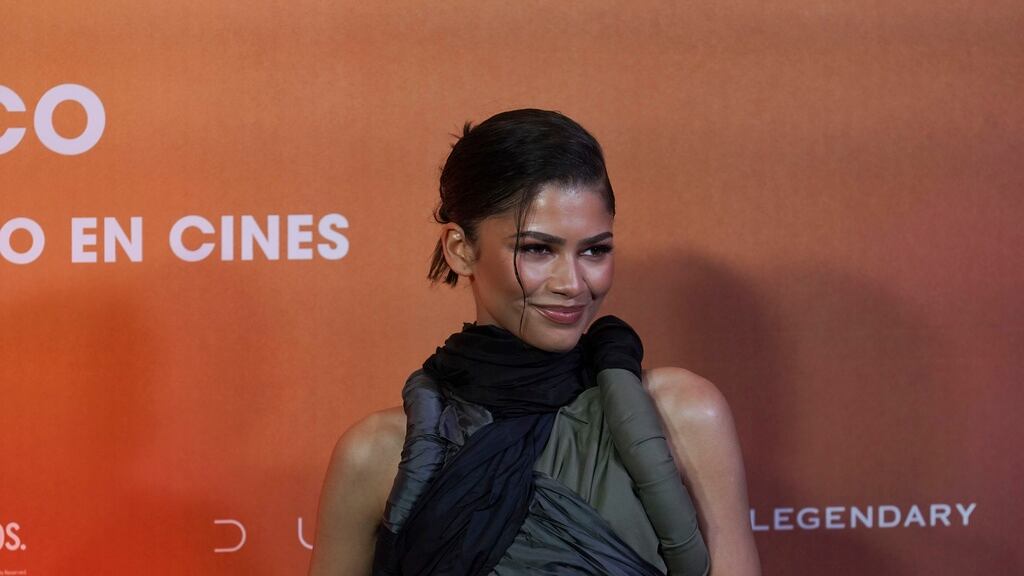 La inesperada reacción de Zendaya al recibir una estampa de “San Tom Holland” en México