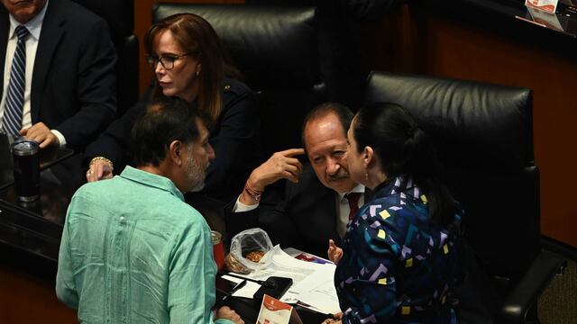 Leonel Godoy y Mónica Fernández, dialogan con el petista Gerardo Fernández Noroña, durante la sesión de la Comisión Permanente