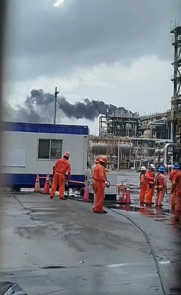 Reportan olor a gas y columna de humo cerca de la refinería Olmeca