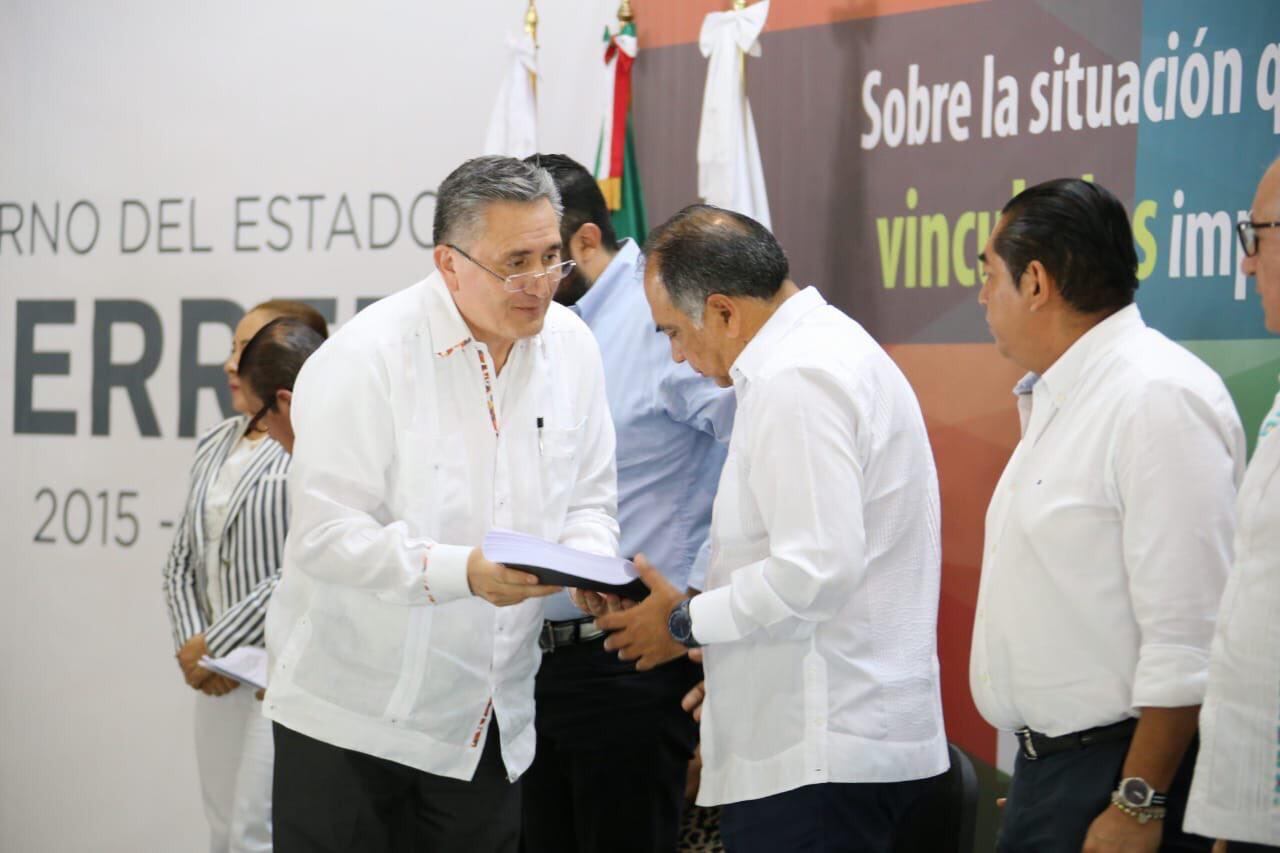 El presidente de la CNDH, Luis Raúl González, y el primer visitador de esa institución, Ismael Eslava Pérez, entregaron el informe especial al gobernador.