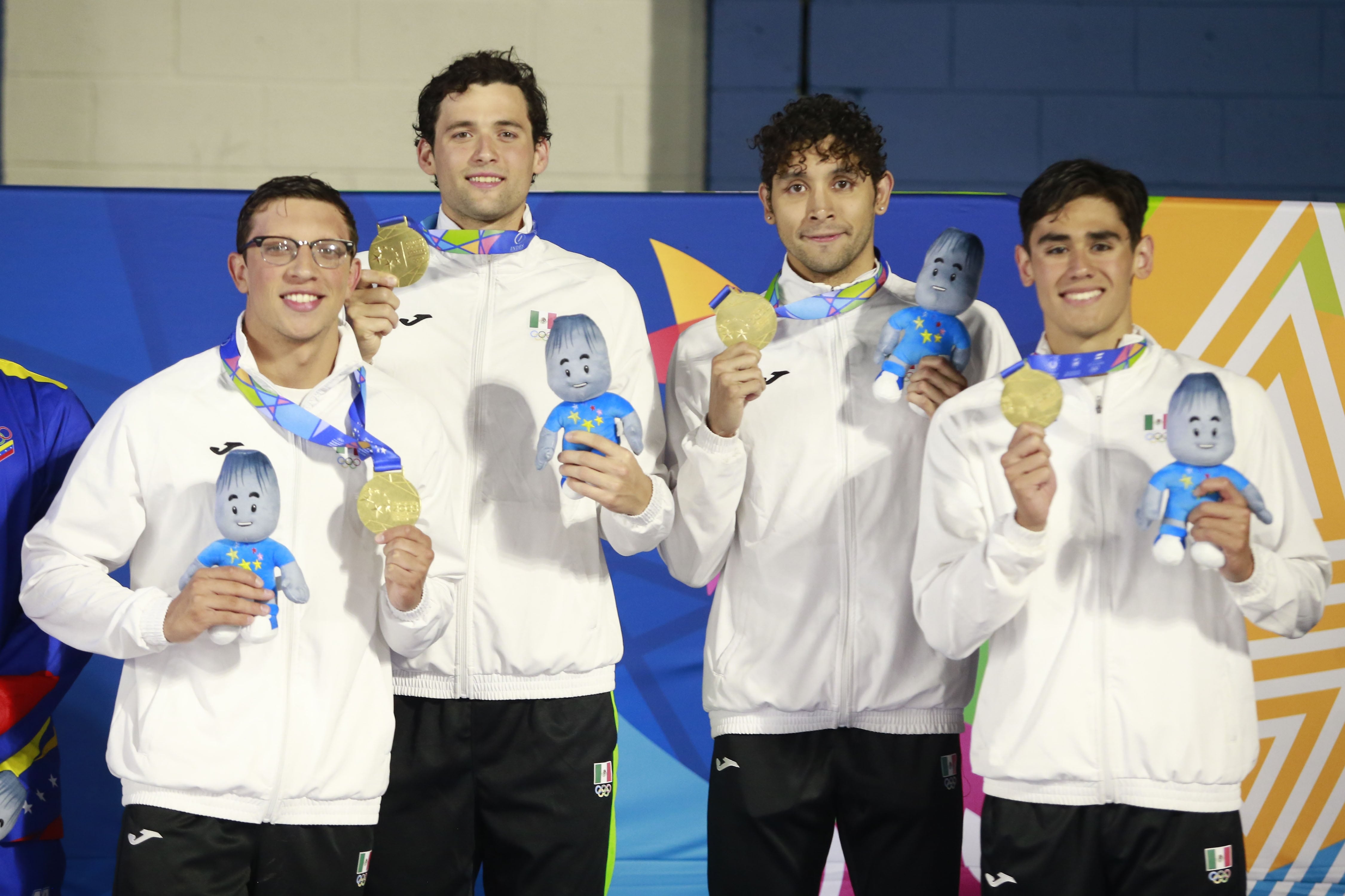 Diego Camacho, Miguel de Lara, Ascanio Fernández y Jorge Iga, se colgaron la medalla de oro en los relevos 4x100 combinado.