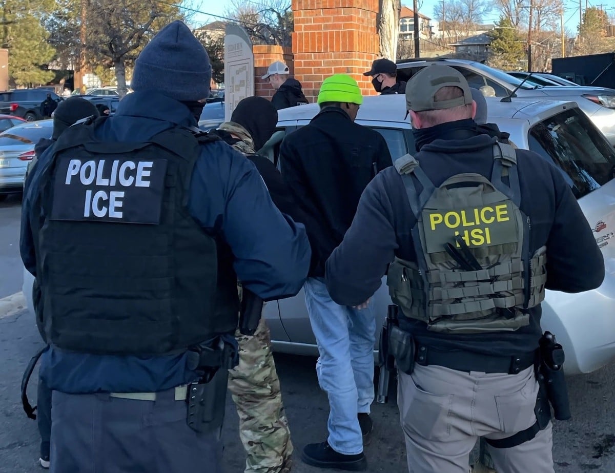 Agentes de ICE en redadas