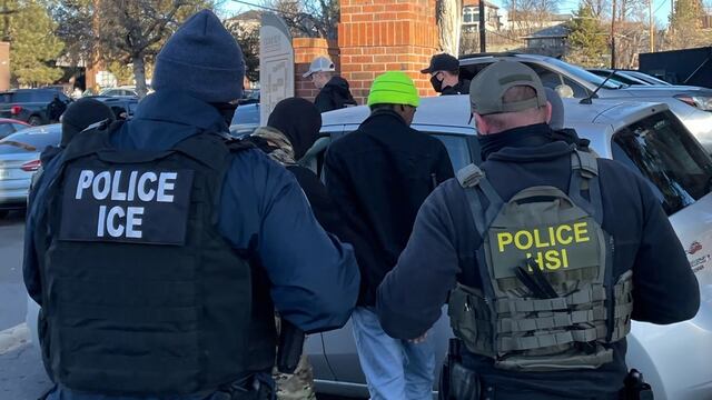 Agentes de ICE en redadas