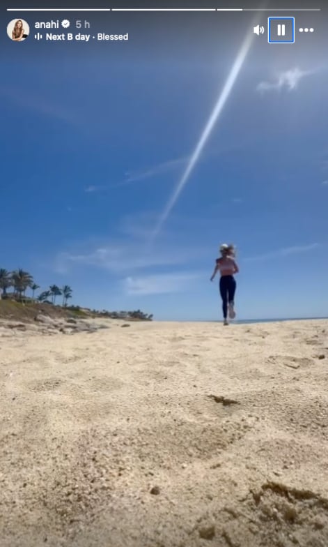 Anahí se comparte desde la playa en su cumpleaños.