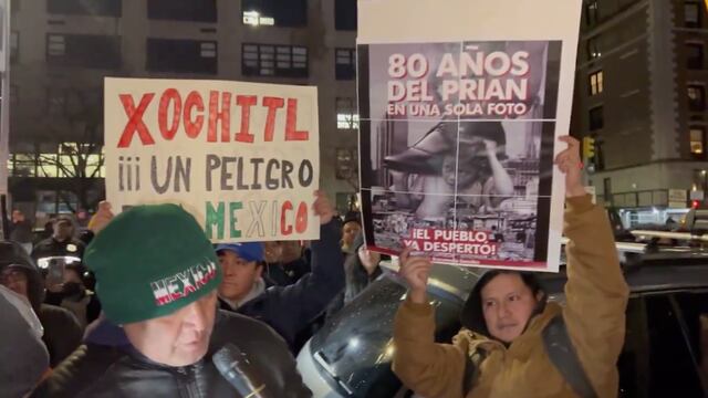 Mexicanos en Nueva York protestan contra Xóchitl Gálvez