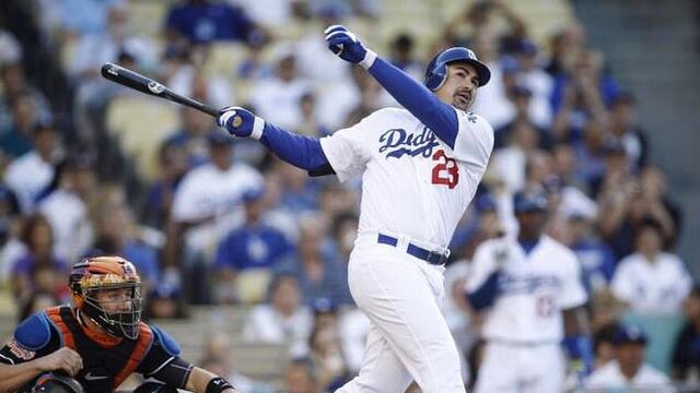 Adrian González sale de Los Angeles para llegar a Atlanta