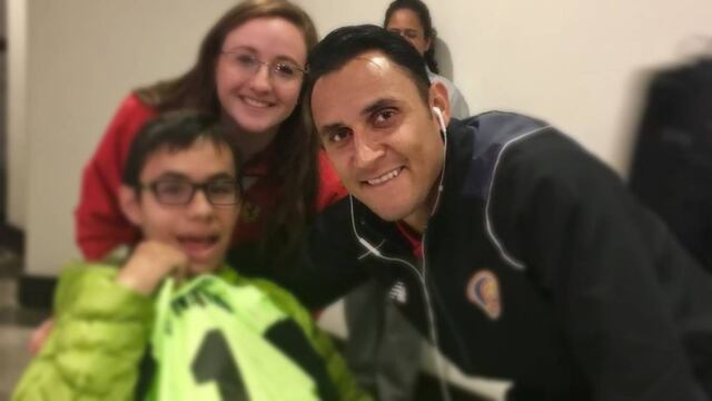 Keylor navas se dio tiempo de posar para la foto.