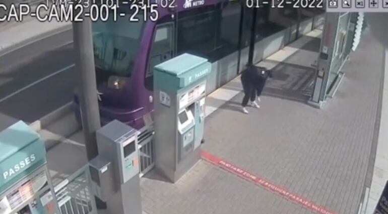 Caída de la joven en estación de tren
