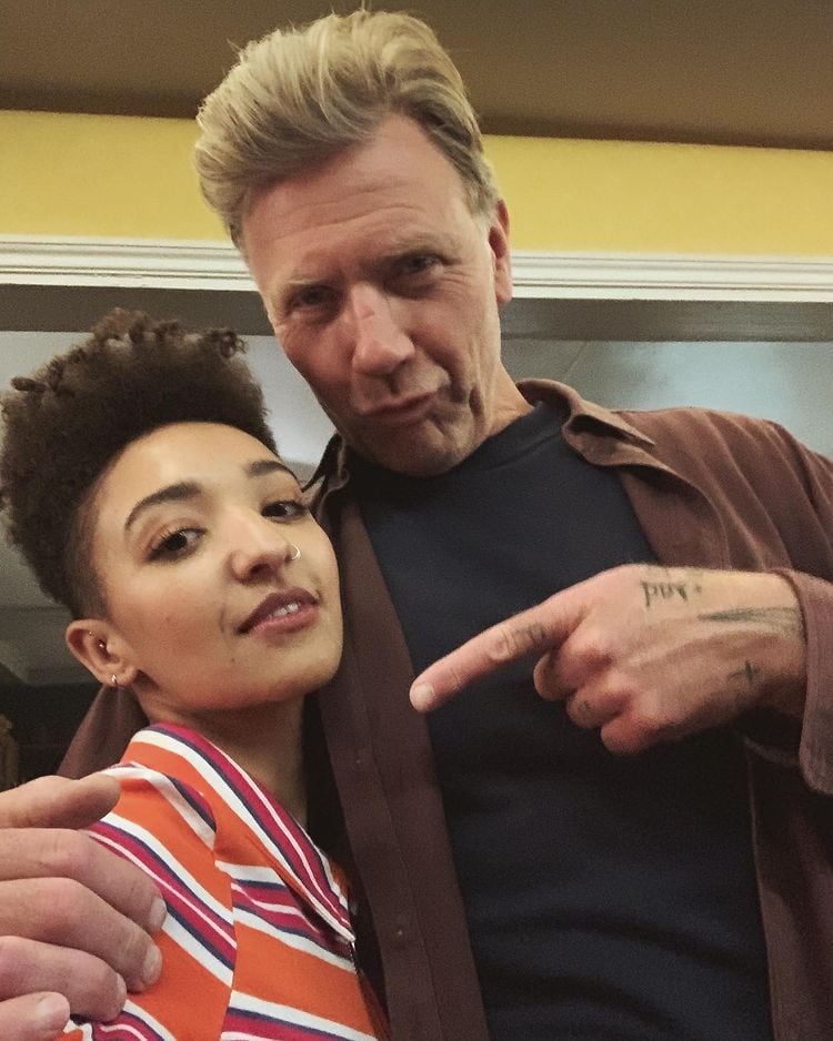 Patricia Allison en su personaje Ola de Sex Education.