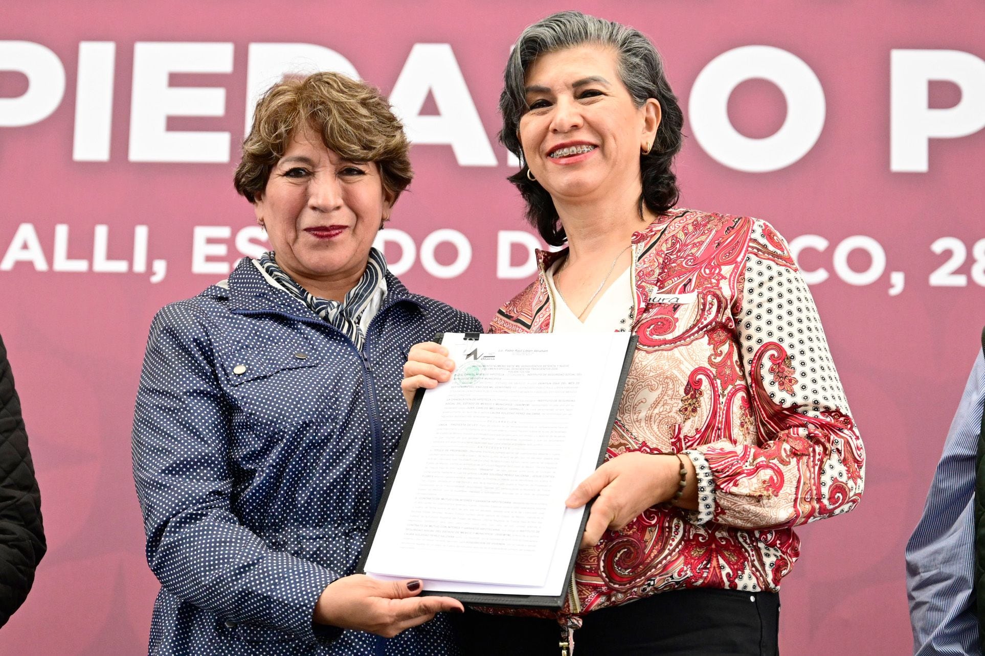 Delfina Gómez entrega títulos de propiedad en Edomex