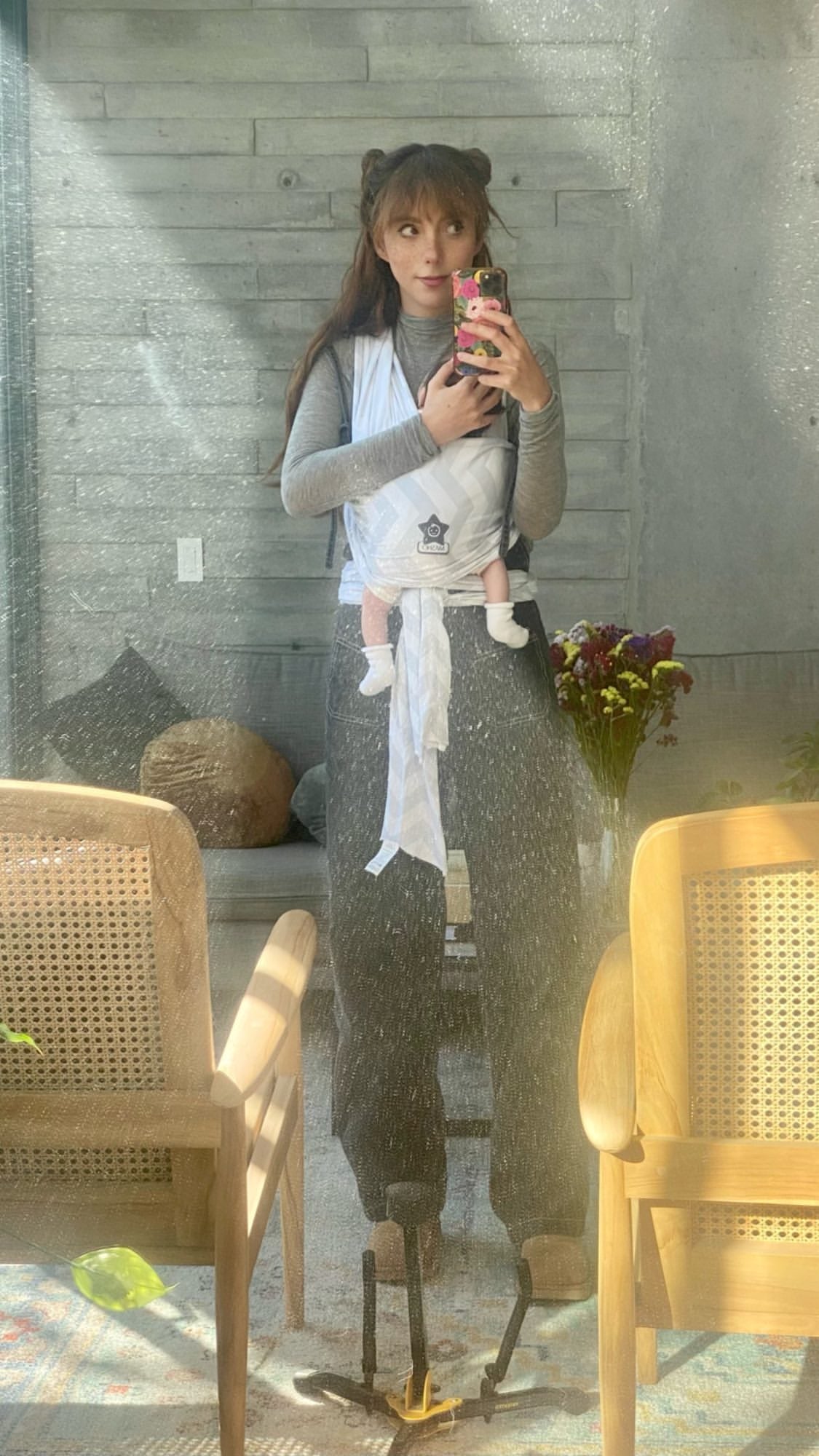 Natalia Téllez cargando a su hija