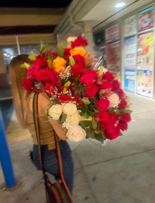Recibe rosas de un desconocido y las vende