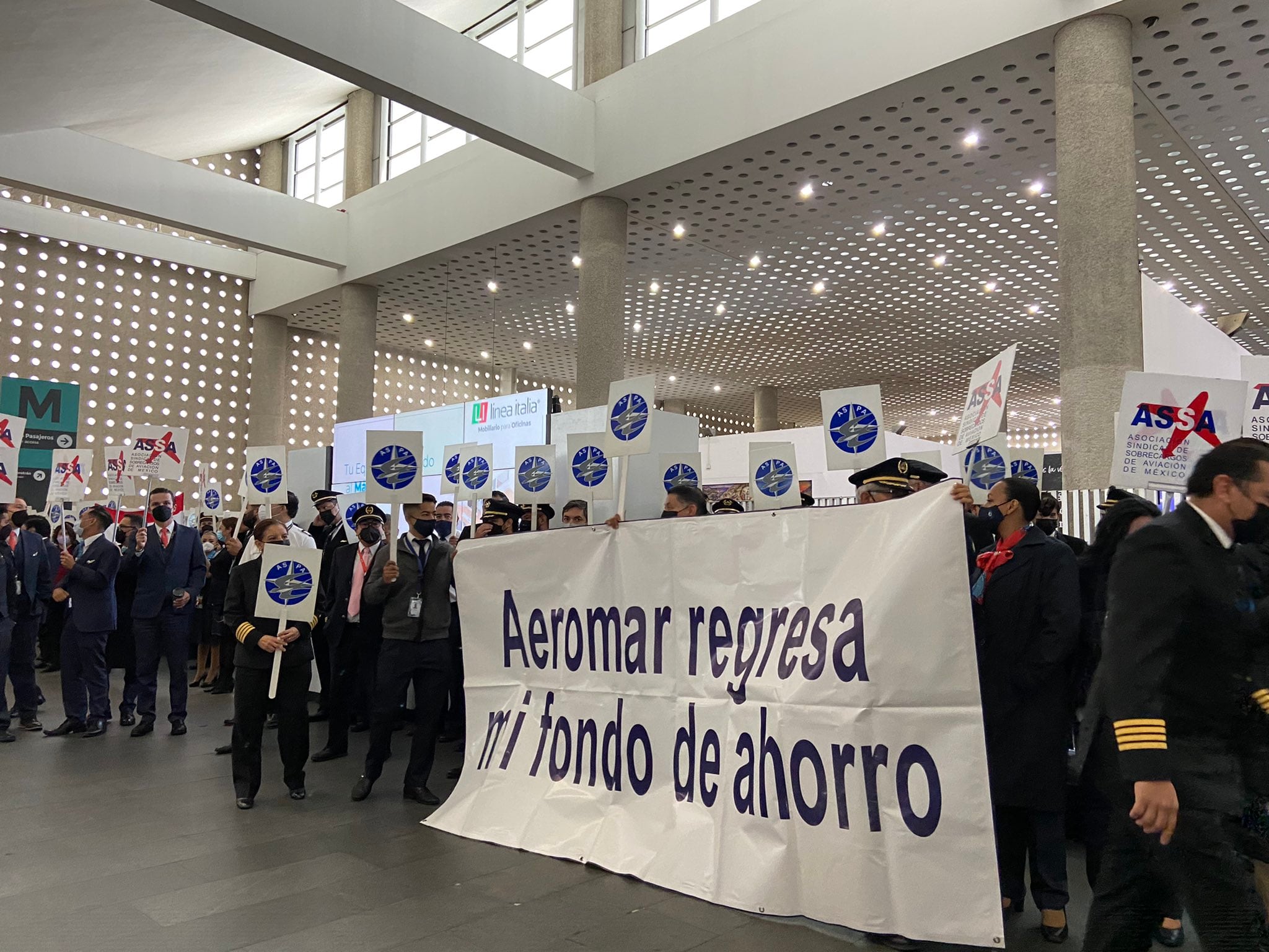 Personal de Aeromar protesta en la Terminal 2 del AICM