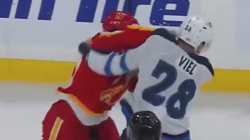 La brutal pelea que se registró en un partido de la NHL que se hizo viral en redes