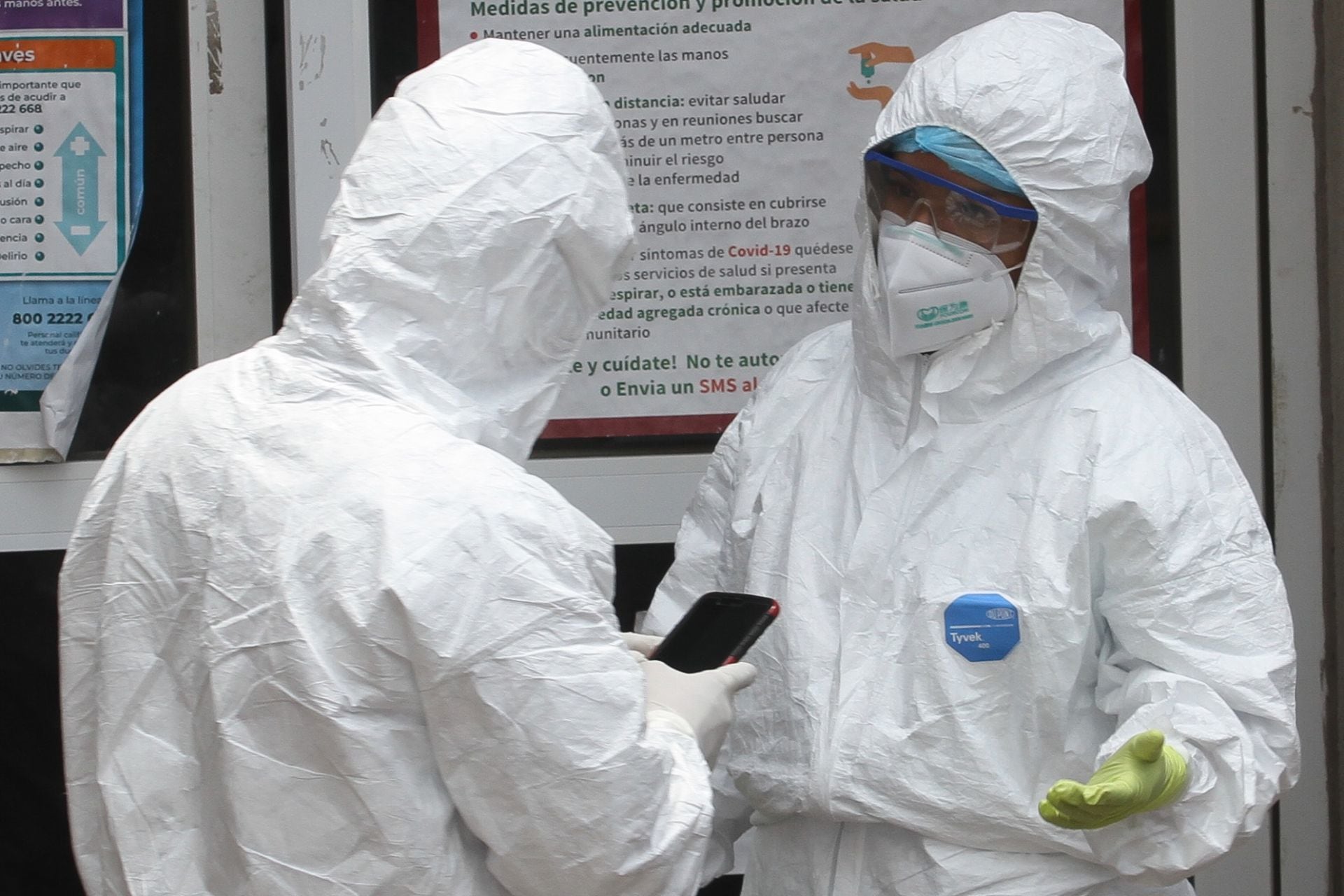 Médicos con equipo de protección para Covid-19.
