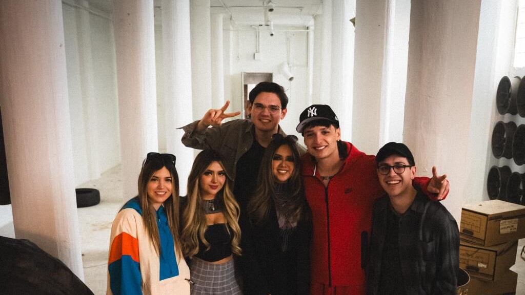 El Mariana, Ari Gameplays, Rivers y JuanSGuarnizo protagonizan el video de Peso Pluma para Call of Duty