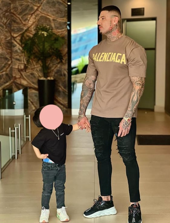 Antonio Mendoza con su hijo