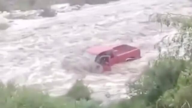 Camioneta arrastrada por 'Hanna'