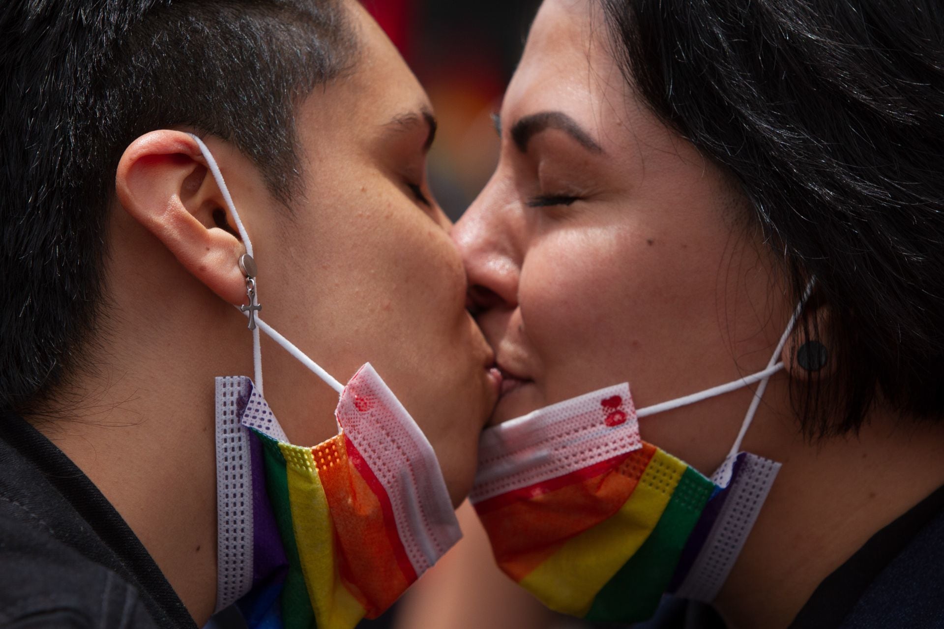 Pareja dándose un beso en CDMX.