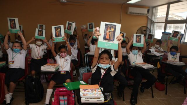 Alumnos de primaria lazan sus libros de texto durante el arranque del inicio del ciclo escolar 2022-2023, en Villahermosa, Tabasco.
