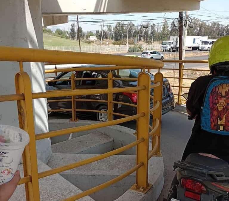 En Irapuato un auto queda atorado en puente peatonal