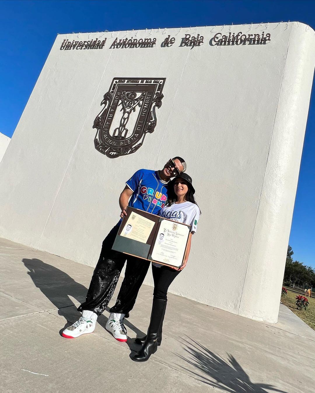 Eduin Caz recibe si título universitario