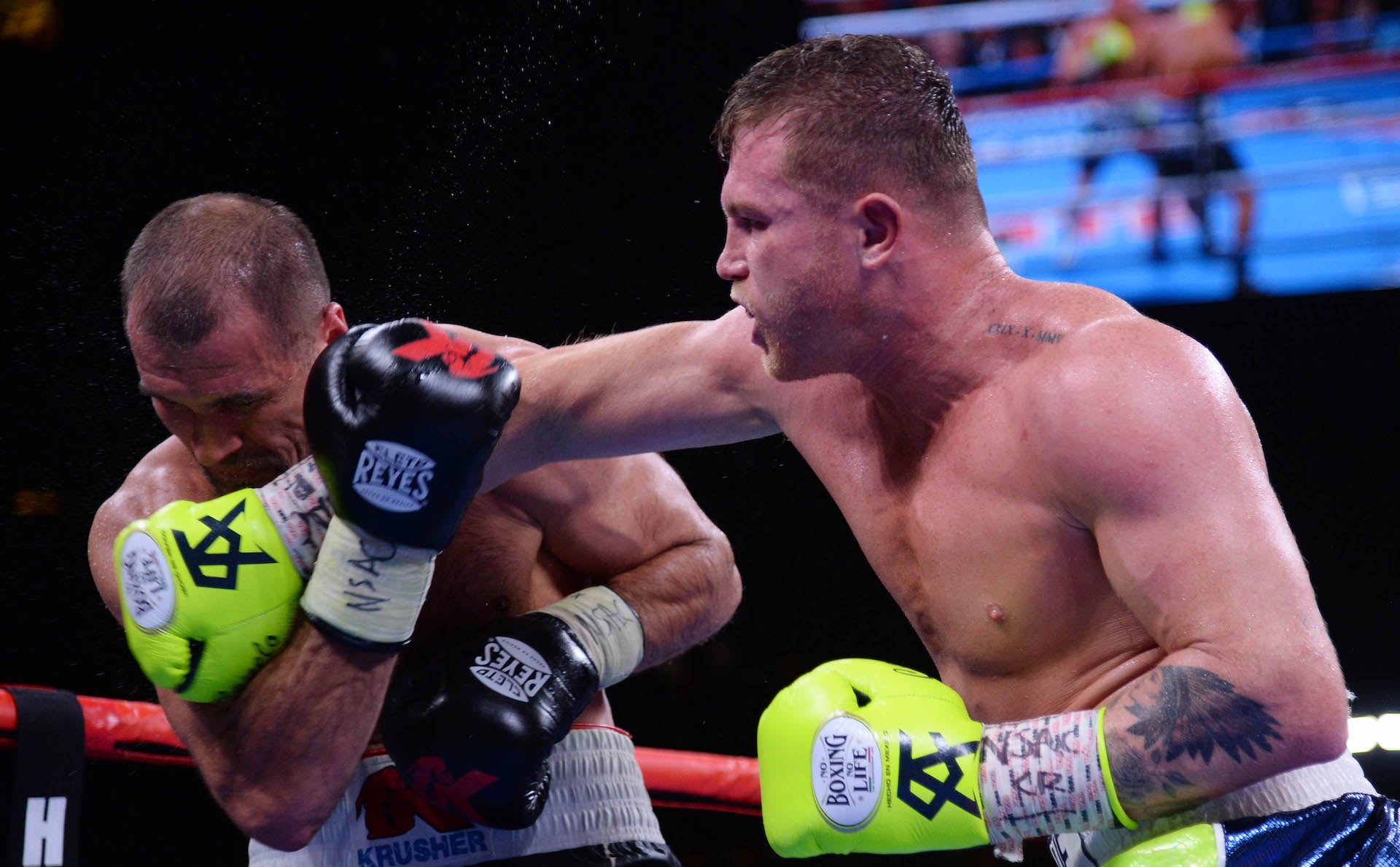 'Canelo' Álvarez aterriza un derechazo en el rostro de Sergey Kovalev