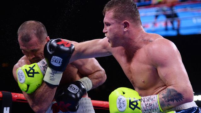 'Canelo' Álvarez aterriza un derechazo en el rostro de Sergey Kovalev