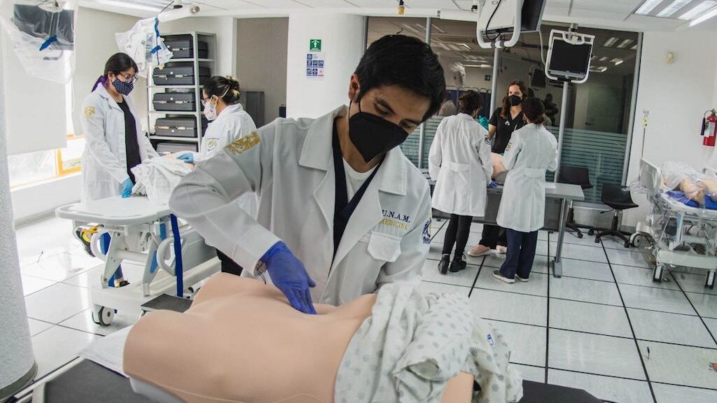 Regresan a clases en la Facultad de Medicina de la UNAM tras un paro de más de 50 días