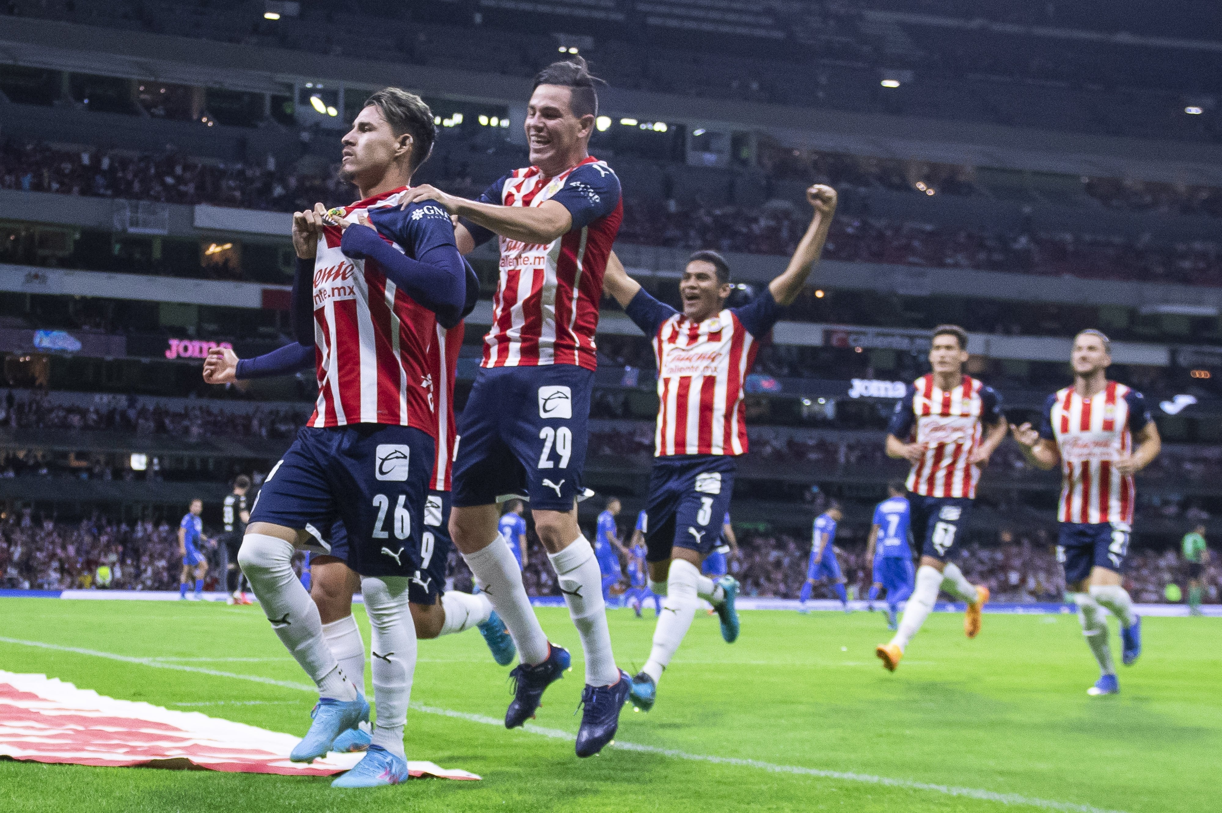 Chivas en el estadio Azteca frente a Cruz Azul