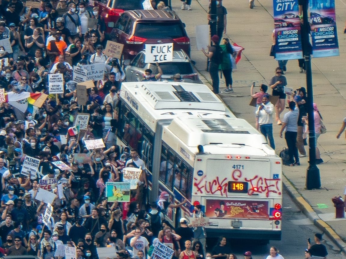 Donald Trump dice que Los Ángeles es invadido; manifestaciones en Chicago; redada en Omaha, Nebraska y más