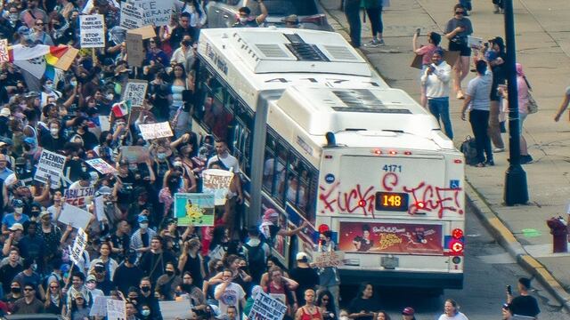Donald Trump dice que Los Ángeles es invadido; manifestaciones en Chicago; redada en Omaha, Nebraska y más