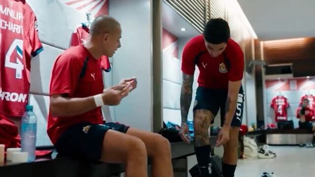 Chicharito Hernández y Pocho Guzmán en el vestuario de Chivas