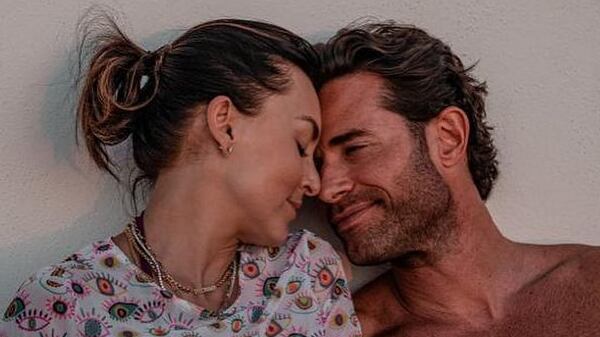 Angelique Boyer le tomó a Sebastián Rulli su foto desnudo