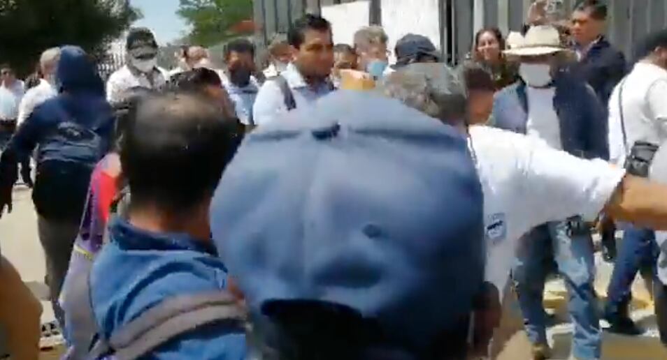 VIDEO: Periodistas son agredidos por manifestantes en Oaxaca