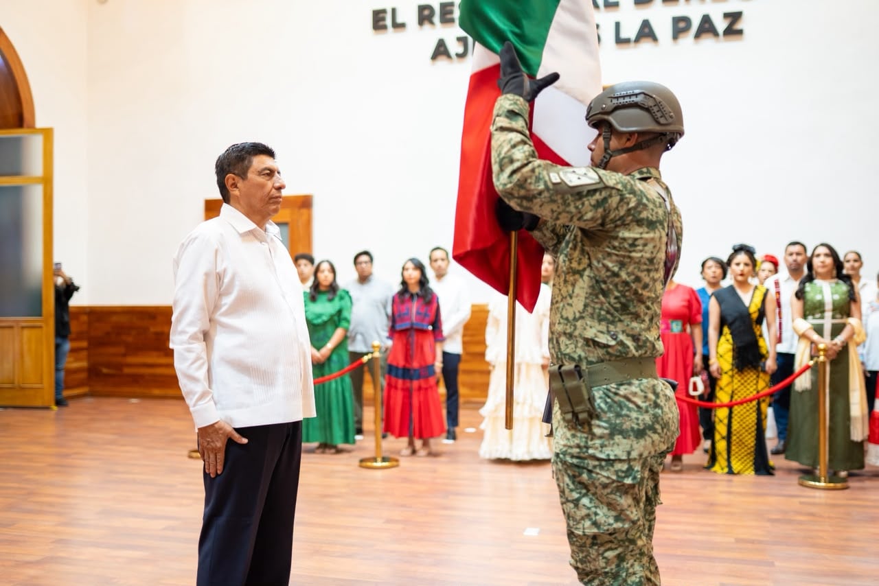 Salomón Jara encabeza Grito de Independencia ante miles en Oaxaca