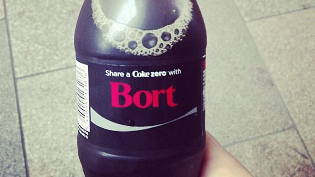Envase de Coca Cola con el nombre de "Bort"