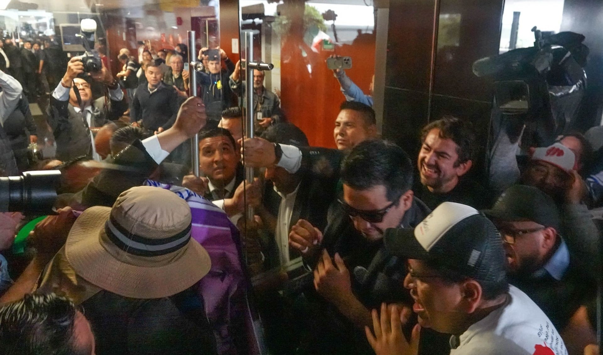 Manifestantes irrumpen y provocan suspensión de la discusión en la Cámara de Senadores.