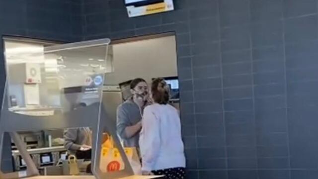 Arrebata cubrebocas a empleada de McDonald's