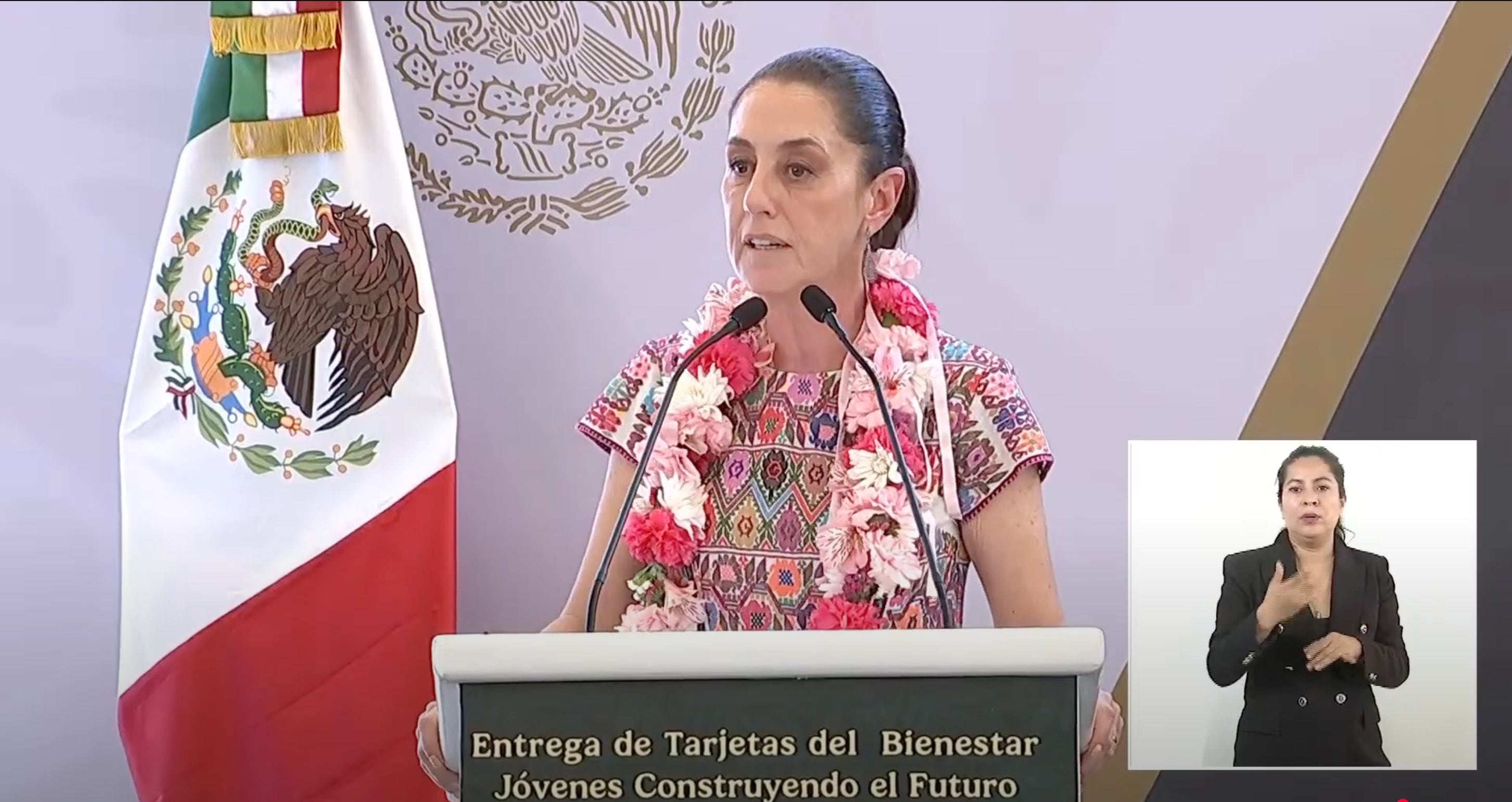 Claudia Sheinbaum entrega tarjetas y hace llamado a jóvenes