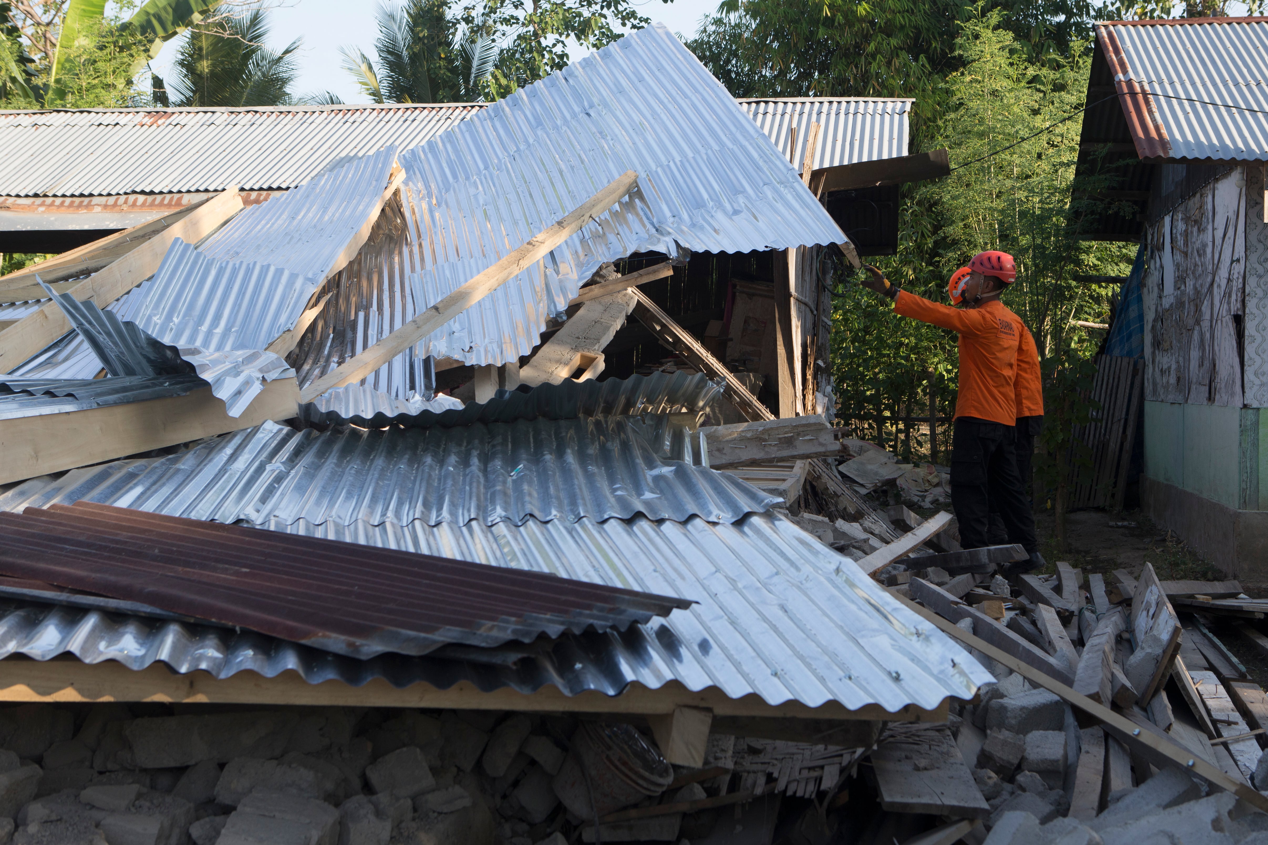 Indonesia pide ayuda humanitaria tras devastador terremoto de 7.7