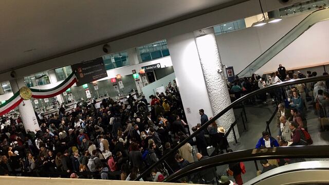 Retrasos y largas filas en el AICM