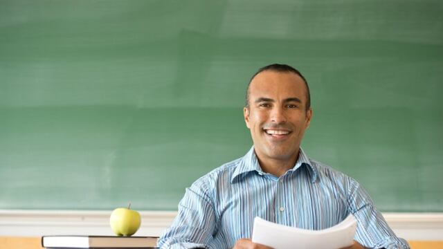 Mis respetos a todos los Maestros que ejercen su profesión ahora, ya sea por vocación o necesidad , como sea tienen un gran reto todos los días que enfrentar .