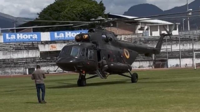 Helicóptero aterriza en campo de futbol