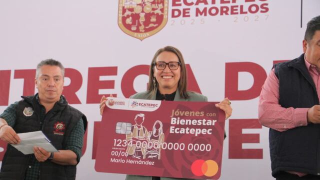 Azucena Cisneros entregó becas económicas a estudiantes de Ecatepec.