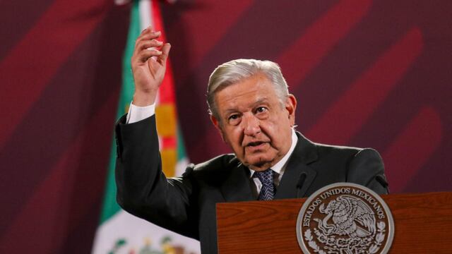 AMLO minimiza derrame de petróleo en el Golfo de México