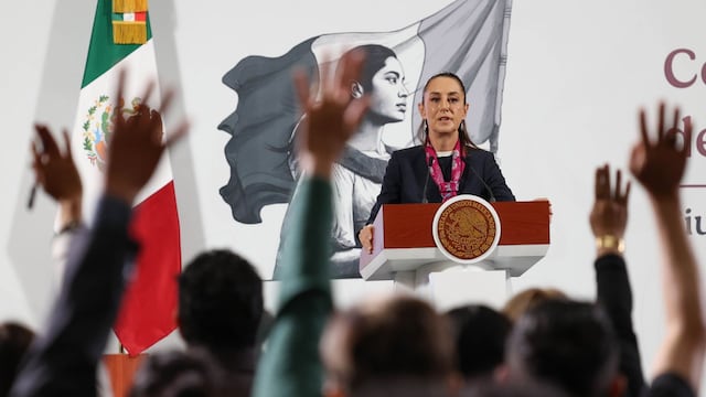 Claudia Sheinbaum Pardo, presidenta de México, observa a qué periodista dará la palabra durante la conferencia matutina en Palacio Nacional